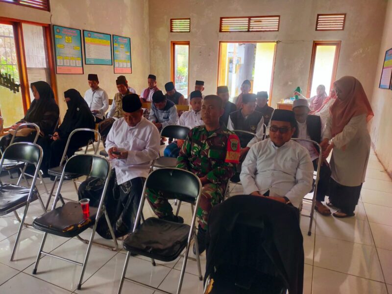 Babinsa Koramil 2211/Sagaranten Hadiri Pengajian Bersama Aparatur Desa di Desa Cimenteng 3