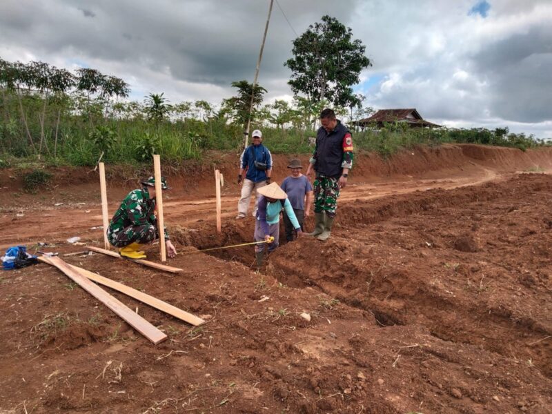 Danramil 2209/Lengkong Tinjau Progres Pembangunan Koperasi Merah Putih di Desa Tegallega 2