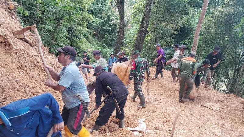 Babinsa Koramil 2201/Cisolok Laksanakan Karya Bakti Bersihkan Tanah Longsoran di Desa Gunung Tanjung
