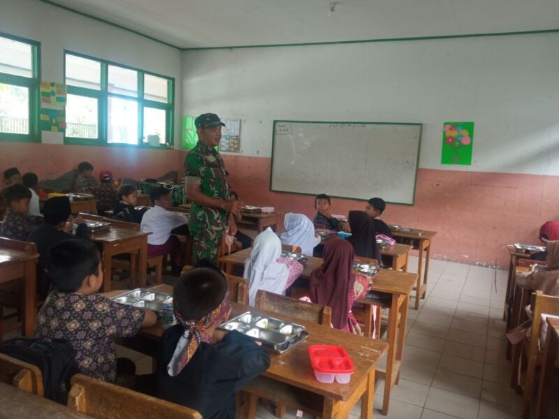 Babinsa Koramil 2205/Kalapanunggal Dampingi Pelaksanaan Program Makan Bergizi Nasional di SDN Gunung Endut 2