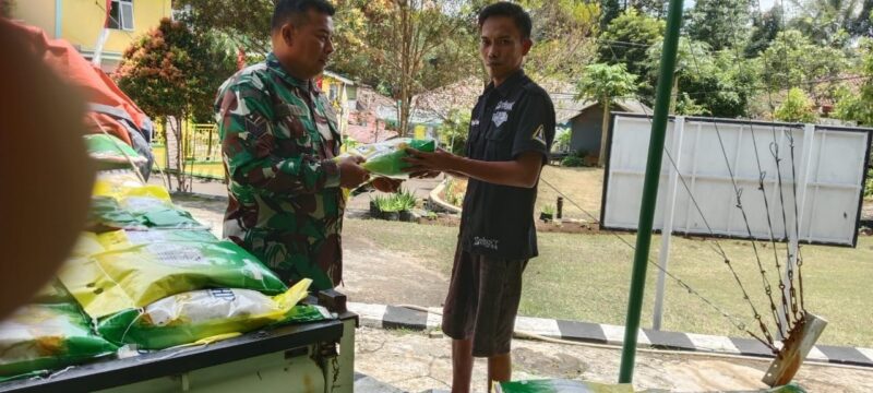 Koramil 2204/Cikidang Gelar Penjualan Beras SPHP untuk Stabilitas Pasokan Pangan 10