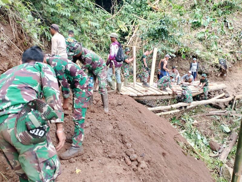 Kasdim 0622/Kabupaten Sukabumi Bersama Anggota Laksanakan Penanggulangan Bencana Pembuatan Jembatan Darurat 7