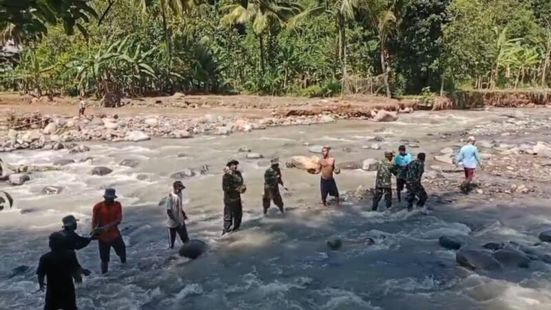Babinsa Koramil 2203/Warungkiara Laksanakan Kerja Bakti Pasca Banjir di Desa Cisolok 6