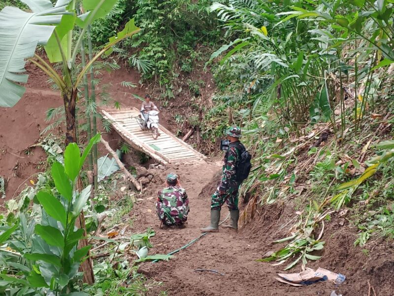 Kasdim 0622/Kabupaten Sukabumi Pimpin Gotong Royong Pembuatan Jembatan Darurat di Cijangkorang 6
