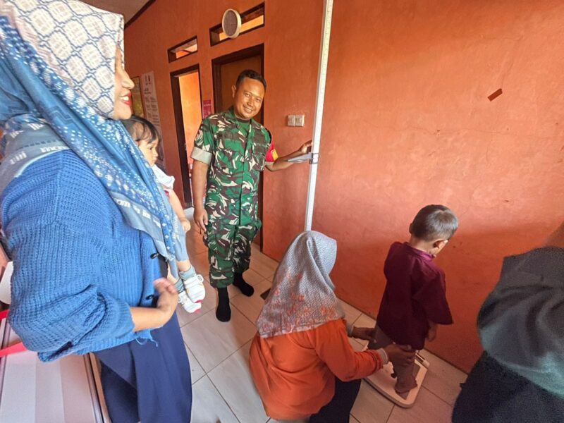 Babinsa Koramil 2204/Cikidang Dampingi Kegiatan Posyandu di Desa Cicareuh 9