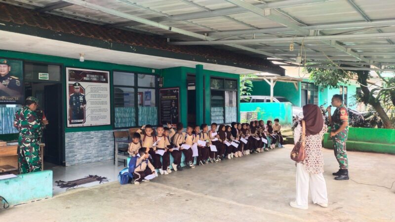 Babinsa Koramil 2206/Parakansalak Dampingi Kegiatan Pengenalan Lingkungan Kerja Koramil Kepada Anak-anak TK 10