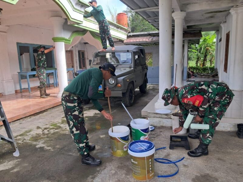 Babinsa Koramil 2207/Jampangtengah Gotong Royong Bersama Warga Laksanakan Pengecatan Masjid 1 Babinsa Koramil 2207/Jampangtengah Gotong Royong Bersama Warga Laksanakan Pengecatan Masjid