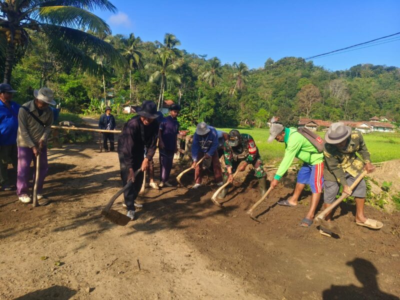 Babinsa Koramil 2211/Sagaranten Gelar Karya Bakti Perbaikan Jalan Bersama Warga 1 Babinsa Koramil 2211/Sagaranten Gelar Karya Bakti Perbaikan Jalan Bersama Warga