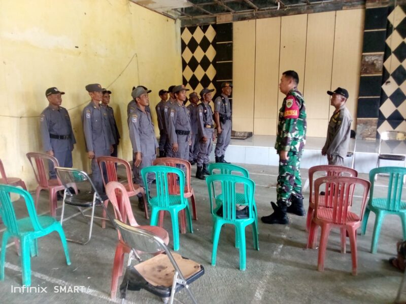 Babinsa Koramil 2215/Ciemas Berikan Bimbingan Teknis dan Latihan Baris-Berbaris kepada Linmas Desa Mandrajaya