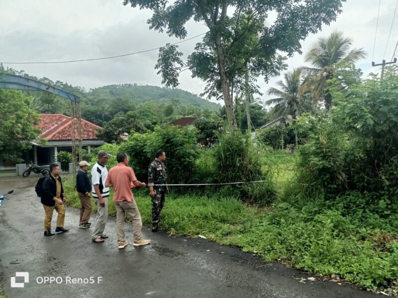 Babinsa Koramil 2210/Pabuaran Laksanakan Pengecekan dan Pengukuran Lokasi Koperasi Merah Putih 1 Babinsa Koramil 2210/Pabuaran Laksanakan Pengecekan dan Pengukuran Lokasi Koperasi Merah Putih