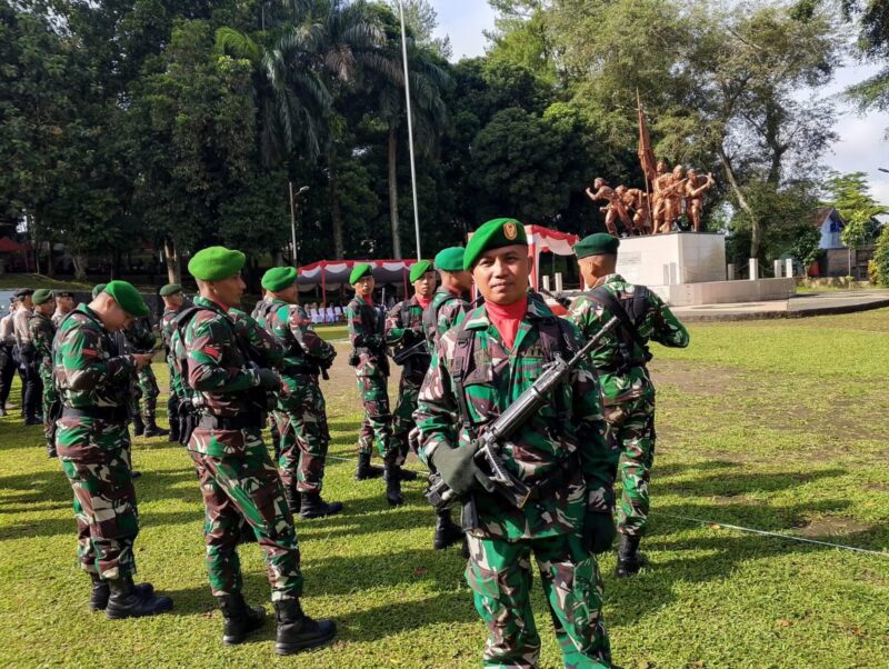 Babinsa Koramil 2205/Kalapanunggal Ikuti Upacara Peringatan Hari Pahlawan 2025 3