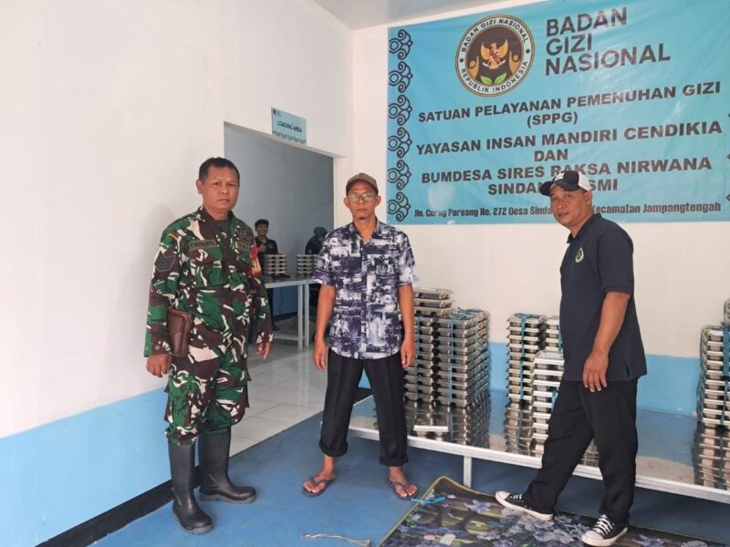 Babinsa Koramil 2207/Jampangtengah Dukung Persiapan Pendistribusian Makanan Bergizi Gratis untuk Bangsa