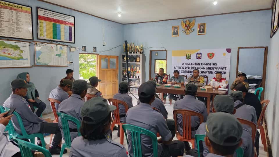 Babinsa Koramil 2201/Cisolok Laksanakan Pembinaan Linmas di Desa Cirendang 1 Babinsa Koramil 2201/Cisolok Laksanakan Pembinaan Linmas di Desa Cirendang