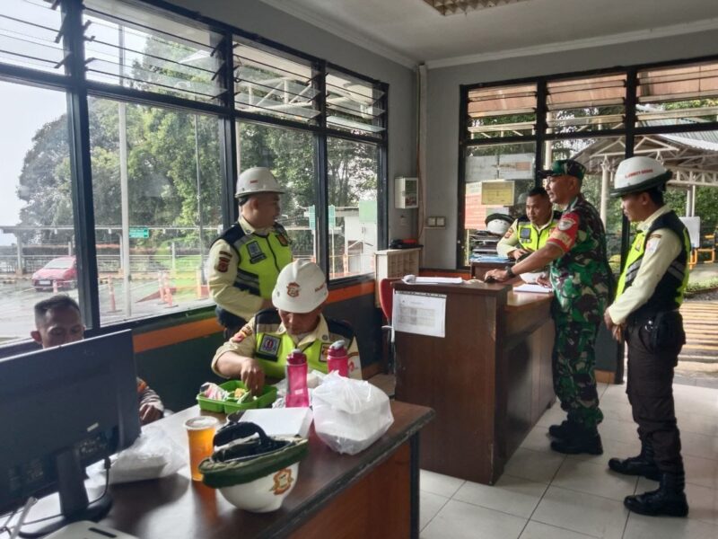 Babinsa Koramil 2205/Kalapnunggal Laksanakan Patroli Keamanan di PT. Star Energy Gunung Salak 3