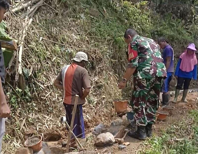 Babinsa Koramil 2207/Jampangtengah Laksanakan Karbak Pengerjaan Pondasi Saluran Air di Desa Cimerang 7