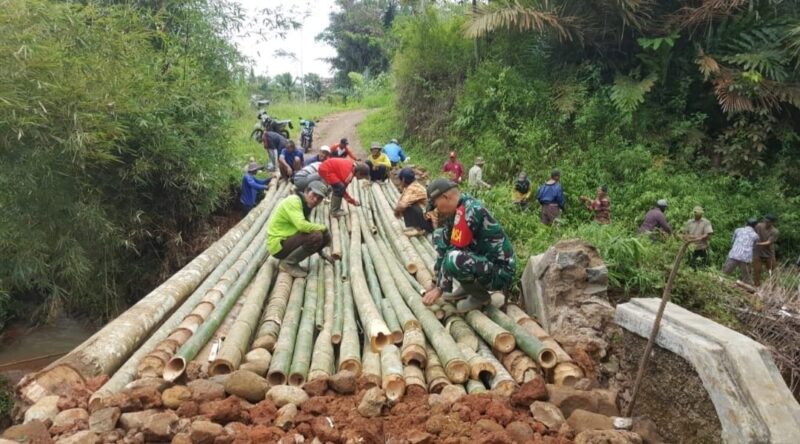 Babinsa Koramil 2209/Lengkong Laksanakan Karya Bakti Perbaikan Jembatan Penghubung 6