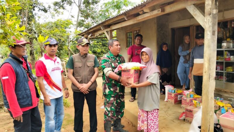 Babinsa Koramil 2213/Jampangkulon Dampingi Penyaluran Bantuan Hanpangan di Kp. Babakan 3