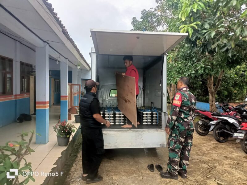 Babinsa Koramil 2210/Pabuaran Dampingi Program Makan Bergizi Gratis di Desa Bantarsari