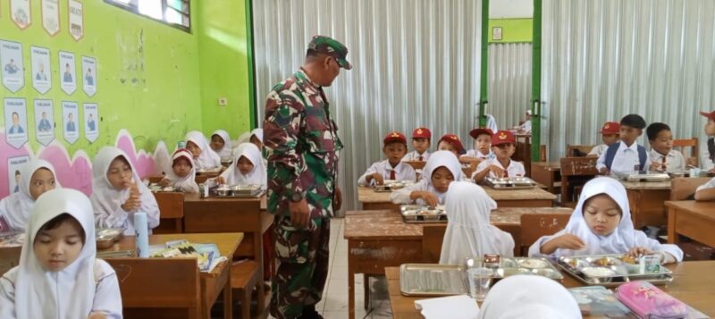 Babinsa Koramil 2211/Sagaranten Dampingi Pelaksanaan Makanan Bergizi Gratis di SDN 1 Sinarbentang 11