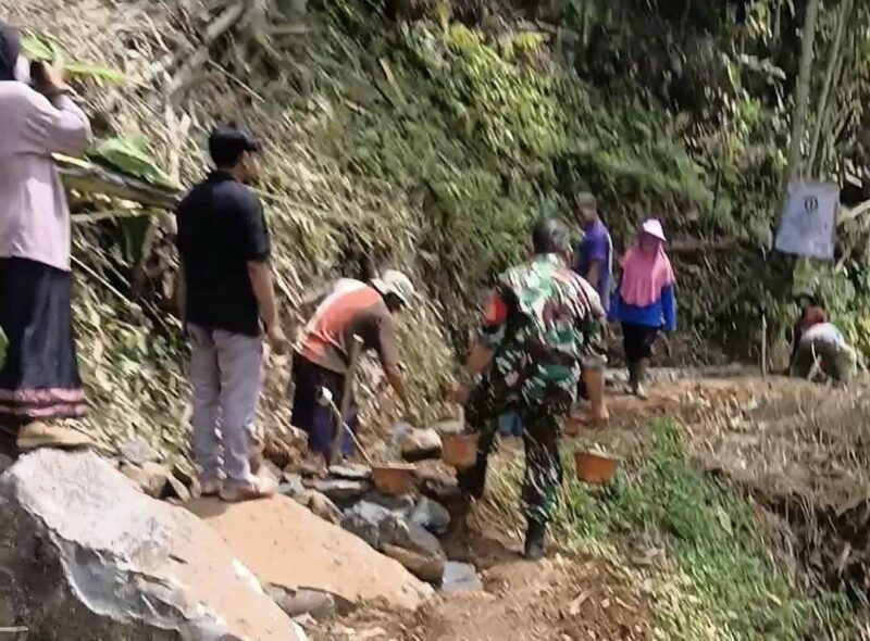 Babinsa Koramil 2207/Jampangtengah Lanjutkan Karbak Pengerjaan Pondasi Saluran Air di Desa Cimerang 5