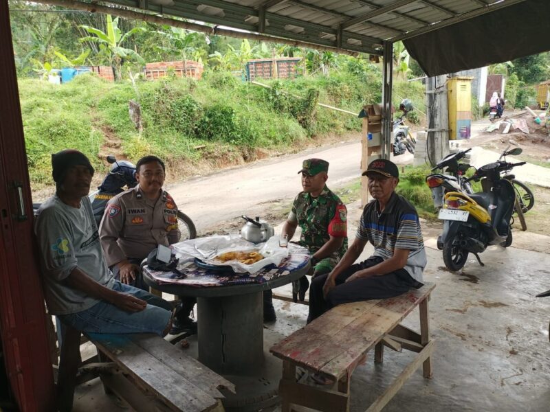 Babinsa Koramil 2208/Nyalindung Laksanakan Komsos Bersama Warga 2