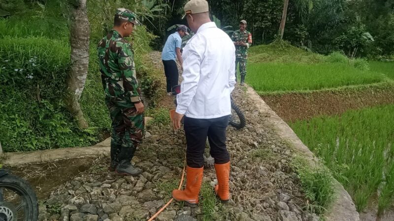 Babinsa Koramil 2211/Sagaranten Laksanakan Karyabakti Pengaspalan Jalan di Desa Cidadap 3