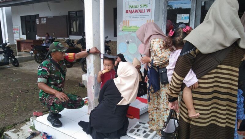 Babinsa Desa Cihamerang Koramil 2205/Kalapanunggal Dampingi Kegiatan Posyandu di Kampung Pasir Makam 10