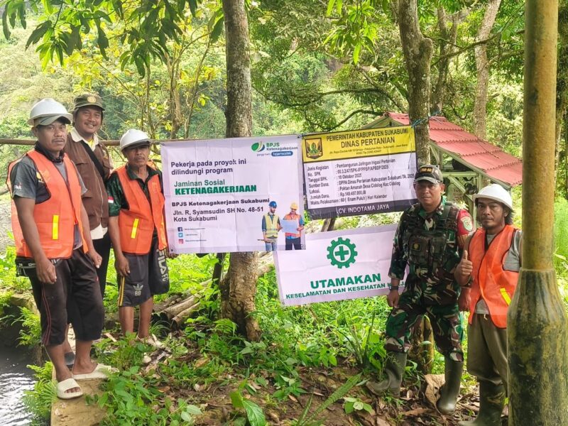 Babinsa Koramil 2211/Sagaranten Monitoring Pembangunan Jaringan Irigasi Pertanian di Desa Cidolog 2