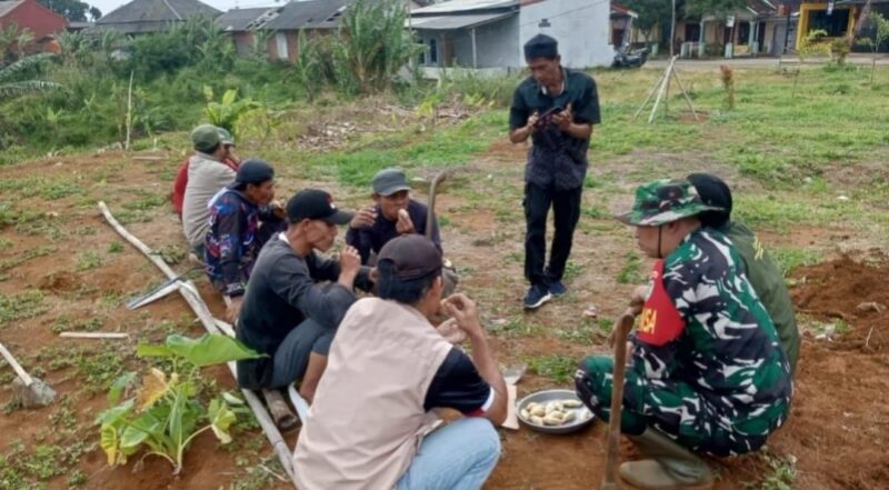 Babinsa Koramil 2209/Lengkong Laksanakan Komsos dengan Warga Desa Tegallega 3