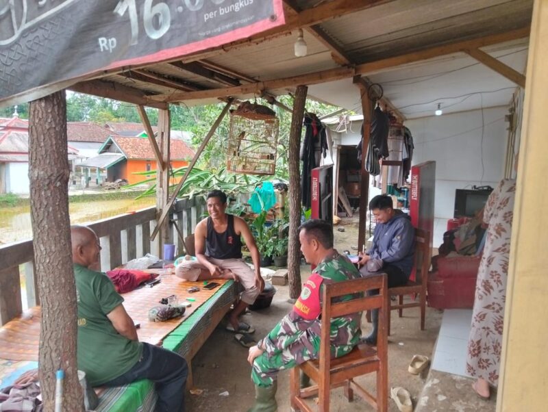 Babinsa Koramil 2210/Pabuaran Lakukan Komsos untuk Jaga Ketertiban dan Keamanan di Desa Sirnasari 1 Babinsa Koramil 2210/Pabuaran Lakukan Komsos untuk Jaga Ketertiban dan Keamanan di Desa Sirnasari