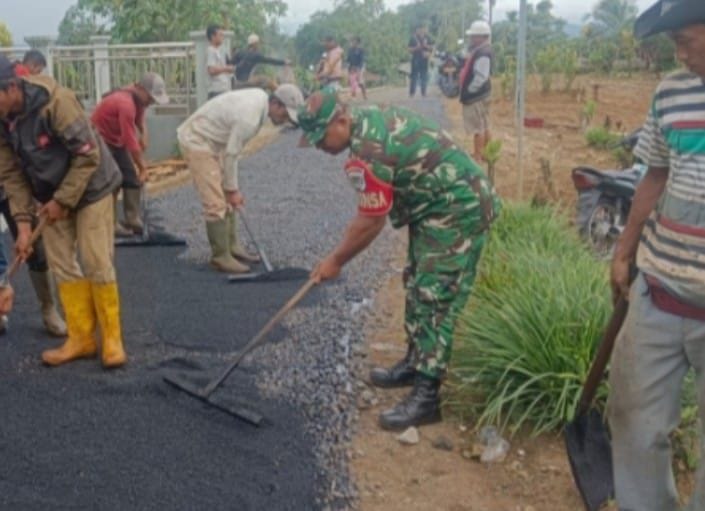 Babinsa Koramil 2206/Parakansalak Laksanakan Karya Bakti Perbaikan Jalan di Desa Sukakersa 3
