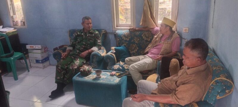 Babinsa Koramil 2211/Sagaranten Laksanakan Komsos Bersama Tokoh Masyarakat di Desa Mekarjaya 1