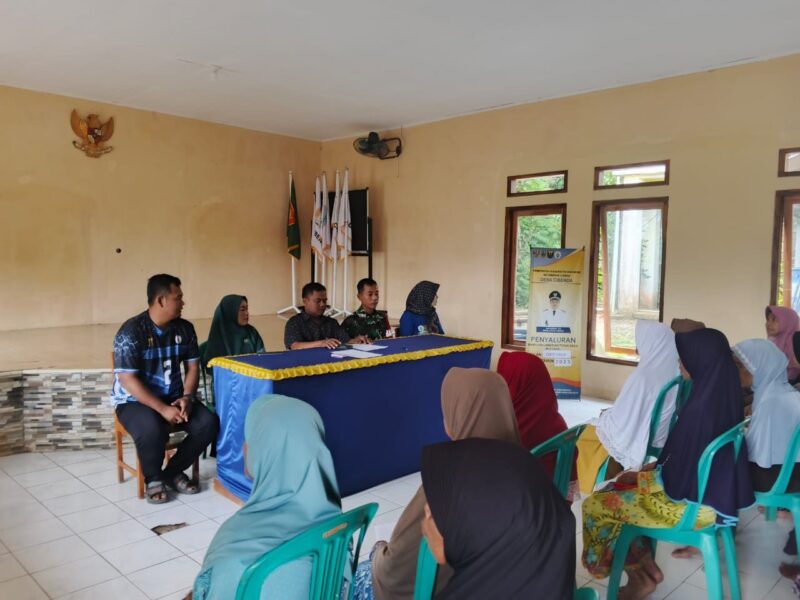 Babinsa Koramil 2215/Ciemas Hadiri Penyuluhan Kesehatan Lansia dan Pembagian BLT DD di Desa Cibenda 1