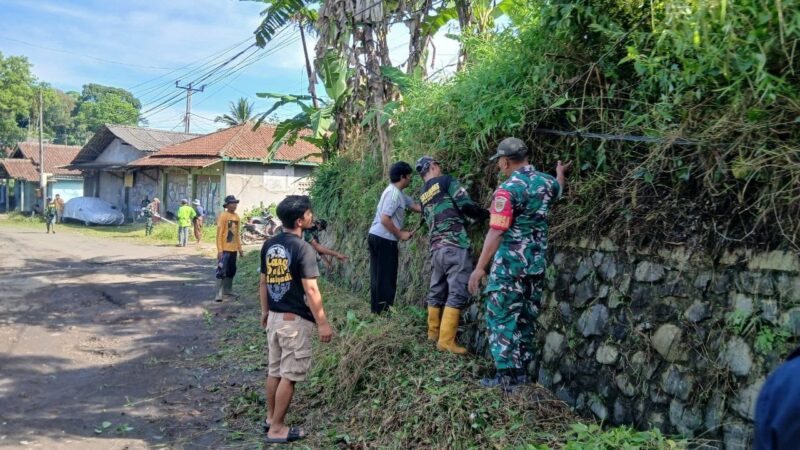 Babinsa Koramil 2205/Kalapa Nunggal Sertu Mukana Laksanakan Pemeliharaan dan Pembersihan Jalan di Kampung Cingenca 1 Babinsa Koramil 2205/Kalapa Nunggal Sertu Mukana Laksanakan Pemeliharaan dan Pembersihan Jalan di Kampung Cingenca