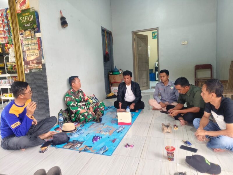 Babinsa Koramil 2211/Sagaranten Tingkatkan Silaturahmi Lewat Komsos Bersama Tokoh Masyarakat