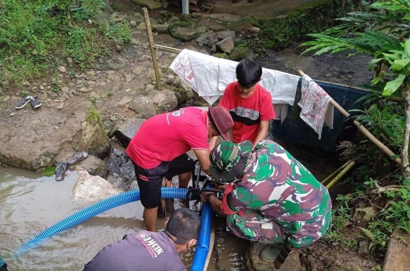 Babinsa Koramil 2207/Jampangtengah Bersama Warga Laksanakan Karbak Pengerjaan Gorong-Gorong di Desa Cimerang 2