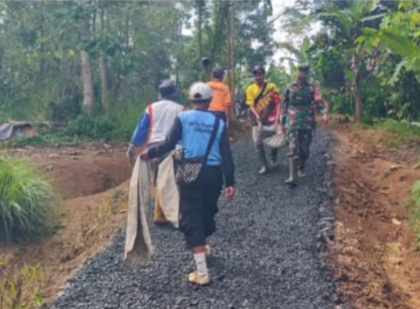 Babinsa Koramil 2211/Sagaranten Gotong Royong Dalam Karya Bakti Pengaspalan Jalan Desa 11