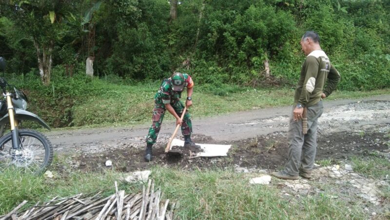 Babinsa Koramil 2205/Kalapanunggal Laksanakan Pemeliharaan dan Perbaikan Jalan di Desa Mekarjaya 3