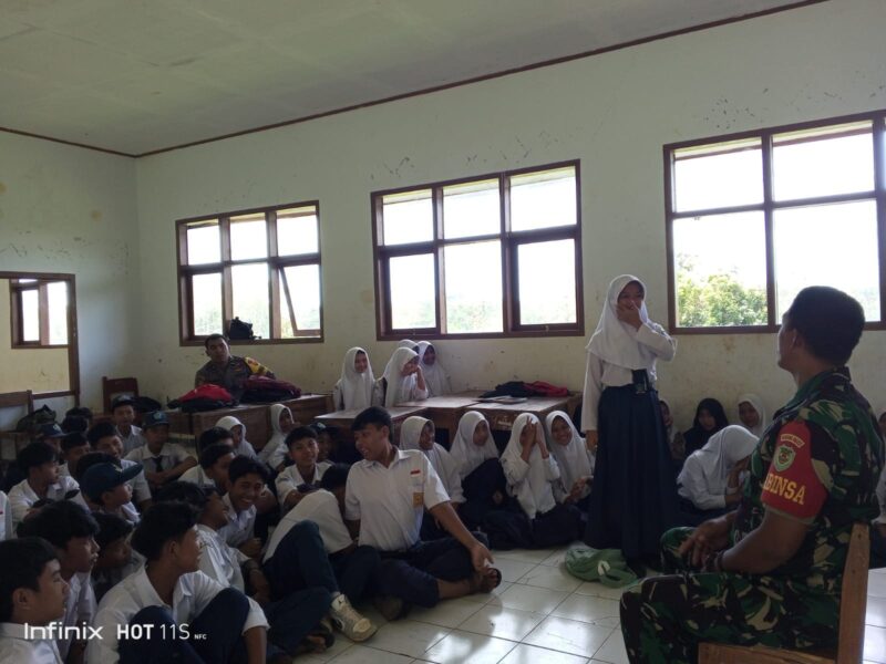 Babinsa Koramil 2215/Ciemas Laksanakan Pembinaan Wawasan Kebangsaan di SMPN 4 Cibenda 2