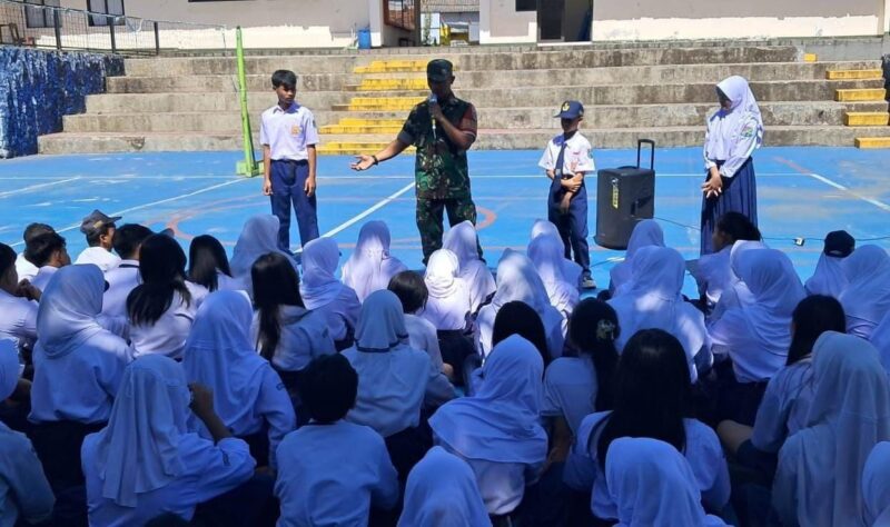 Babinsa Panumbangan Koramil 2207/Jampang Tengah Berikan Pembinaan Wawasan Kebangsaan di SMPN 1 Jampangtengah 7