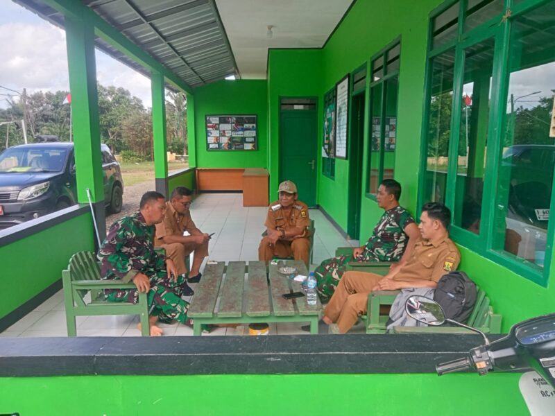 Babinsa Koramil 2215/Ciemas Laksanakan Komsos Bersama Staf dan Camat 1 Babinsa Koramil 2215/Ciemas Laksanakan Komsos Bersama Staf dan Camat