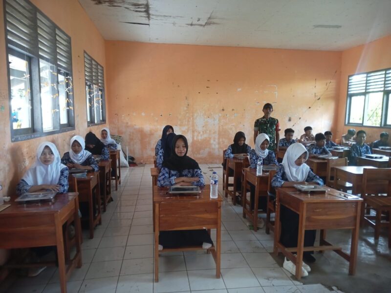 Babinsa Koramil 2212/Tegalbuleud Dampingi Penyaluran MBG di Desa Buniasih 7