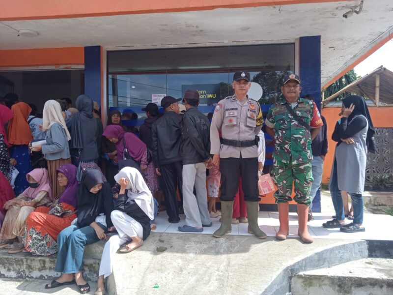 Babinsa Koramil 2211/Sagaranten Monitoring Penyaluran BLTS Desa Pasanggrahan 9