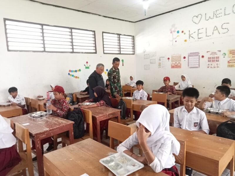 Babinsa Koramil 2215/Ciemas Monitoring MBG SDN 1 Cibenda 6