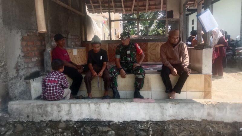 Babinsa Koramil 2205/Kalapanunggal Giat Komsos Desa Mekarjaya 1