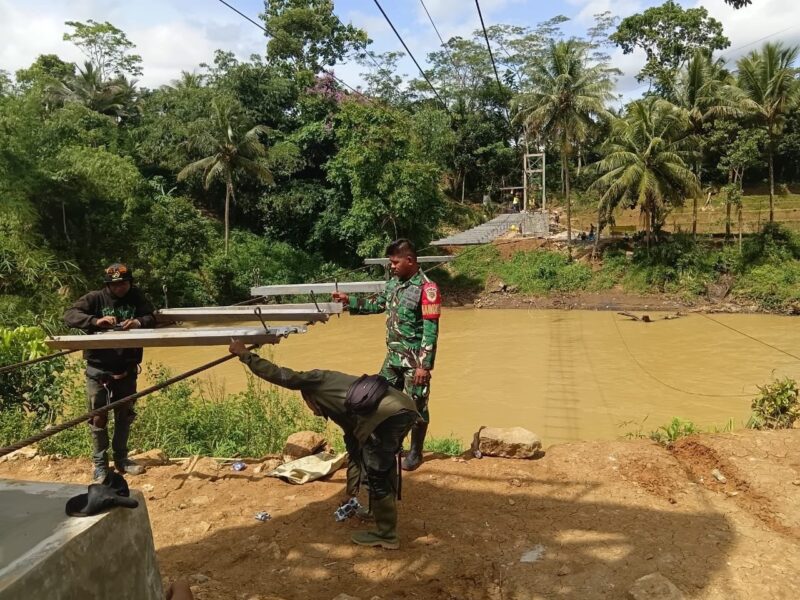 Babinsa Sirnamekar Koramil 2212/Tegalbuleud Giat Karbak Pembangunan Jembatan Gantung Leuwirowing 4