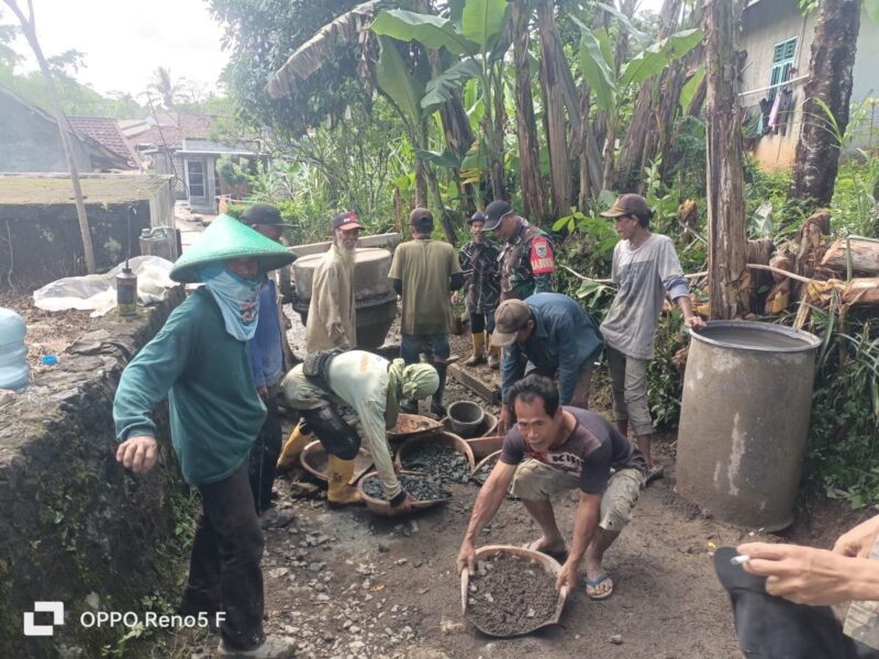 Babinsa Koramil 2210/Pabuaran Giat KARBAK Bersama Warga