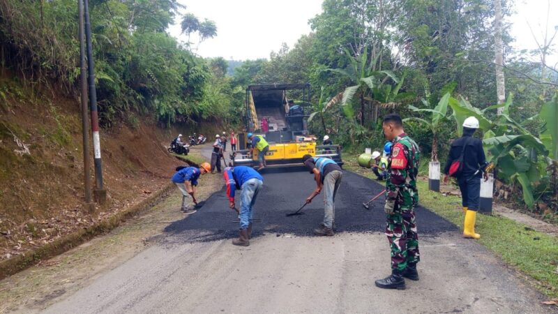 Babinsa Koramil 2201/Cisolok Giat KARBAK dan Aspal Jalan 1 Babinsa Koramil 2201/Cisolok Giat KARBAK dan Aspal Jalan