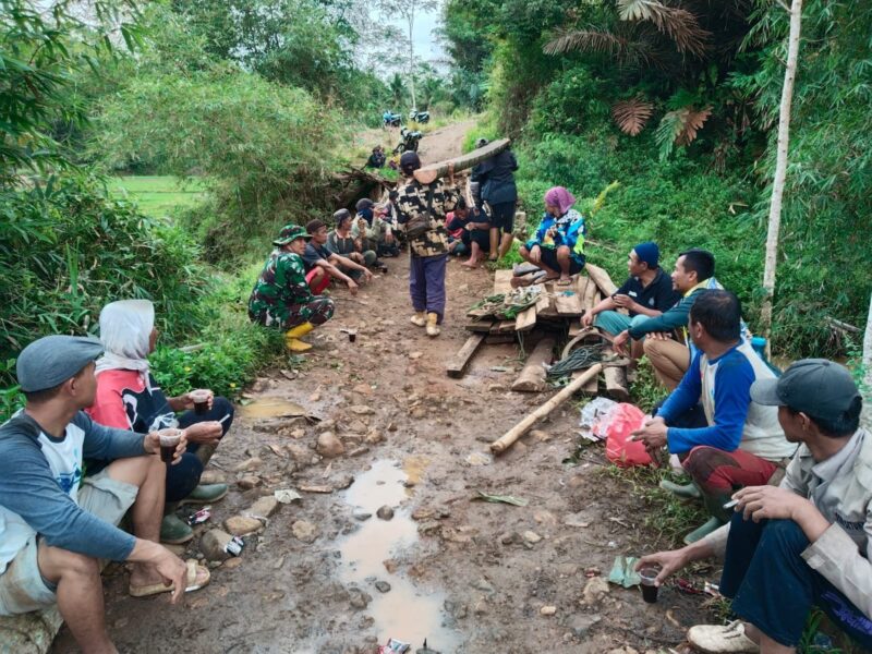 Babinsa Koramil 2209/Lengkong Giat KARBAK Aspal Jalan Lingkungan 7