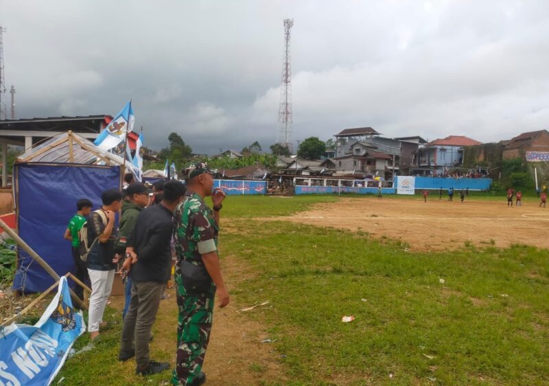 Babinsa Koramil 2205/Kalapanunggal Giat Pengamanan Event Sepak Bola 2